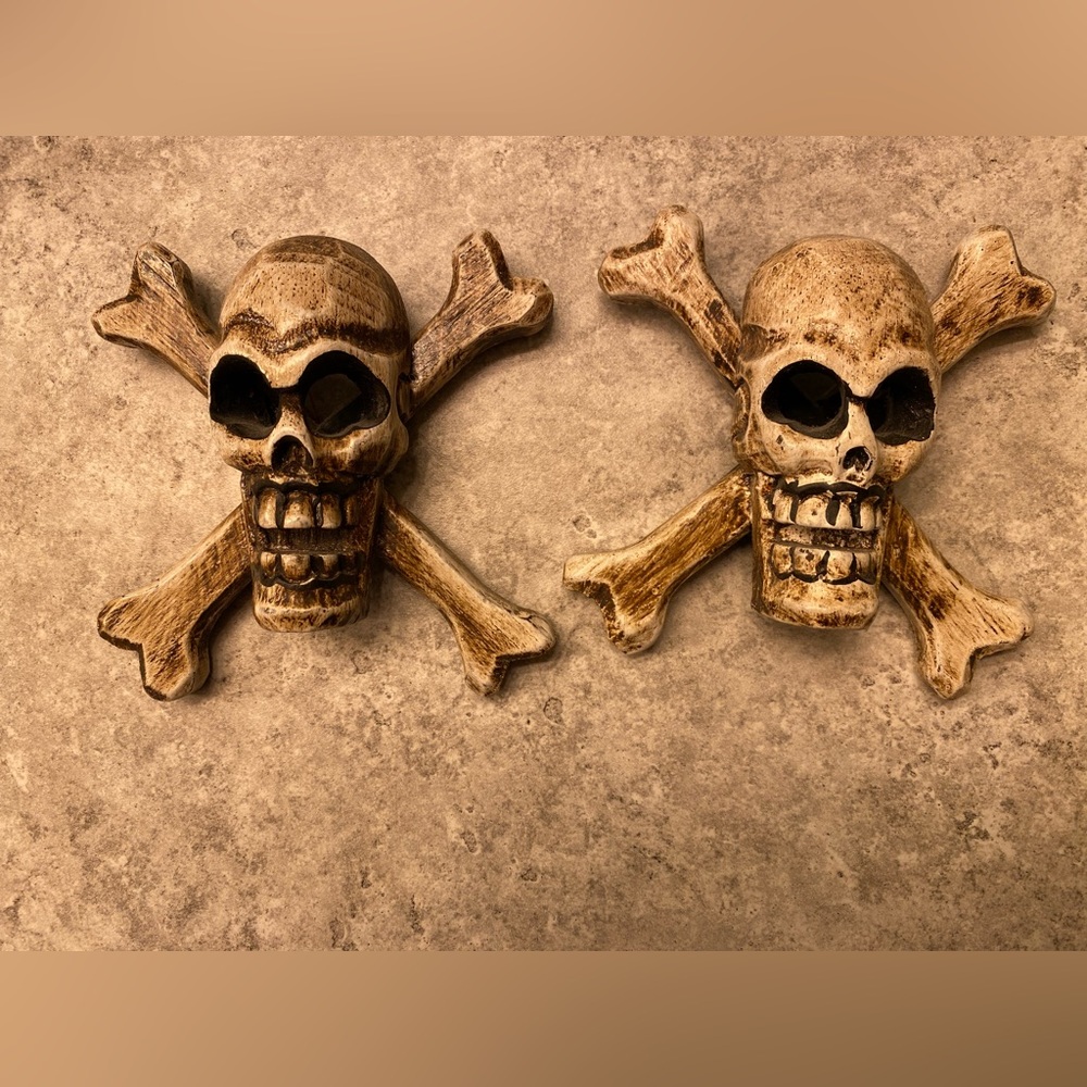 10” x 5” Tiki Skull and crossbones wood wall decor